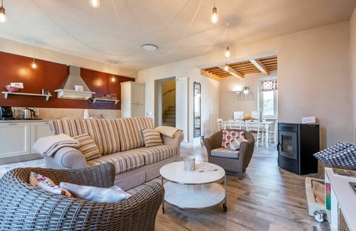 Costigliole d'Asti House | Cosy apartment in villa with A/C, WIFI, pool, TV, patio, pets allowed and panoramic view