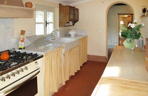 San Martino in Freddana Villa | Cosy apartment in villa for 12 people with private pool, A/C, WIFI, TV, terrace and pets allowed
