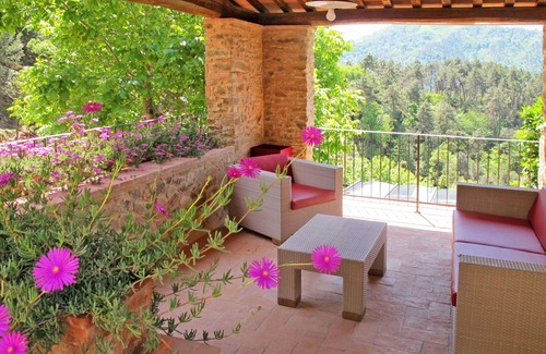 San Martino in Freddana Villa | Cosy apartment in villa for 12 people with private pool, A/C, WIFI, TV, terrace and pets allowed
