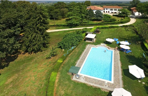 Azzano d'Asti Villa | Cosy apartment in villa for 6 guests with pool, WIFI, terrace, pets allowed and parking
