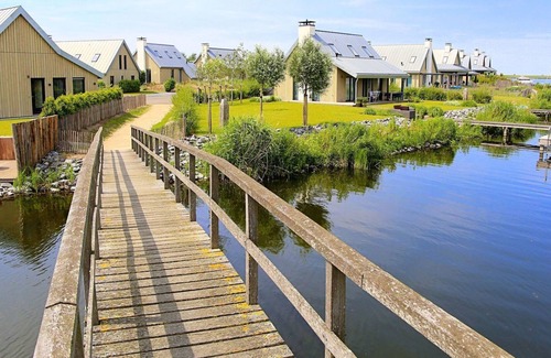 Tholen House | Cosy apartment in villa for 8 guests with WIFI, TV and parking