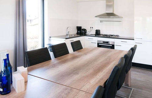 Tholen House | Cosy apartment in villa for 12 people with WIFI, TV, terrace and parking