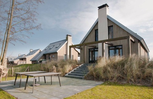 Tholen House | Cosy apartment in villa for 12 people with WIFI, TV, terrace and parking
