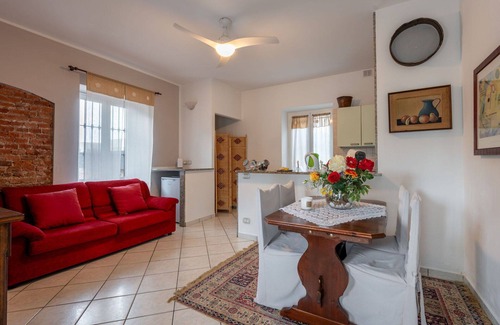 Castell'Alfero Apartment | Cosy apartment for 4 people with WIFI, pool, TV and patio