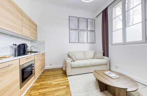 Clichy Apartment | Cosy apartment with Jacuzzi 15min Champs Elysées