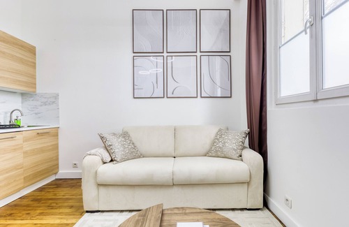 Clichy Apartment | Cosy apartment with Jacuzzi 15min Champs Elysées