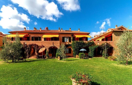 Sughera Apartment | Cosy apartment with pool, A/C, WIFI, TV, terrace and panoramic view, close to San Gimignano