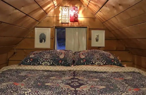 College Cabin | Cosy Artist Retreat for 2 - private tiny house with access to full, private bath