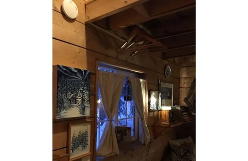 College Cabin | Cosy Artist Retreat for 2 - private tiny house with access to full, private bath