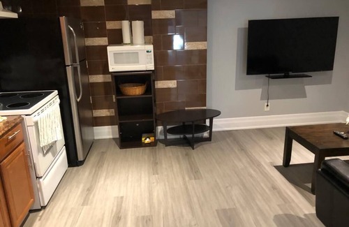 Brampton Apartment | Cosy Basement Apartment, Walking distance to all amenities