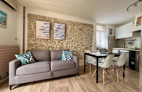 Bonneveine House | Cosy beachfront house with patio