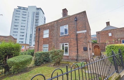 Nottingham City Centre House | Cosy Central Nottingham, 3 Bed House, 3 Bathrooms, 2x Parking