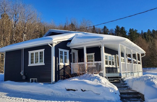 Saint-Didace Ski Chalet | Cosy chalet between forest and lake