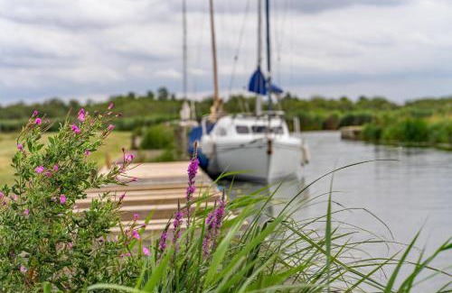 Oulton Broad Ski Chalet | Cosy Chalet On A Beautiful Holiday Park In Lowestoft Ref 12080B