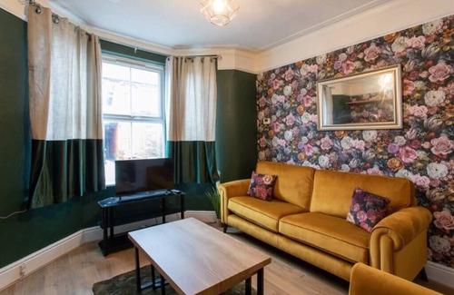 Lincoln House | Cosy City Centre Summ