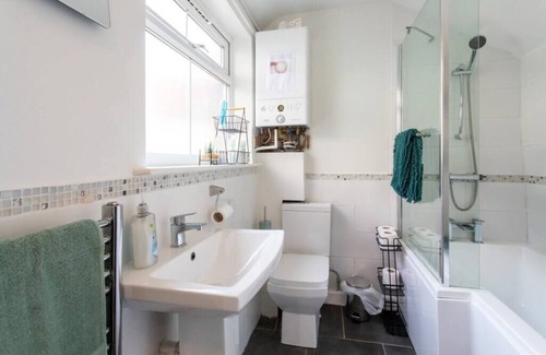 Lincoln House | Cosy City Centre Summ