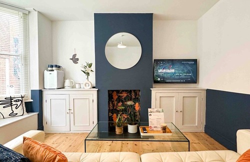 Canterbury Apartment | Cosy City Centre Oasis | Sleeps 4 | Amazing location