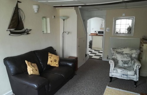 Bridport Cottage | Cosy Coastal Cottage close to Beach - pet-friendly