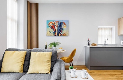 Bournemouth City Centre Apartment | Cosy & Colourful 1-bed Apt w/Free Parking & Wi-Fi