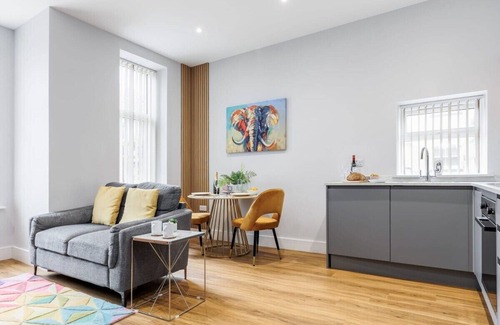 Bournemouth City Centre Apartment | Cosy & Colourful 1-bed Apt w/Free Parking & Wi-Fi