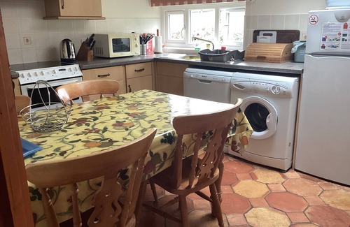 Newport Cottage | Cosy, comfortable, quiet location, close to Pembs coast path,