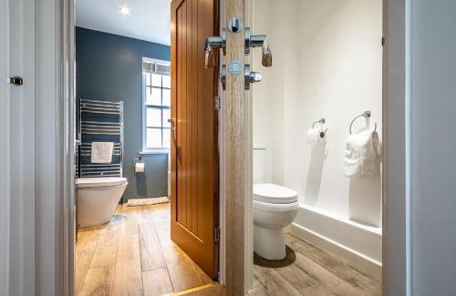 Topsham House | Cosy Cottage in Central Topsham with Parking