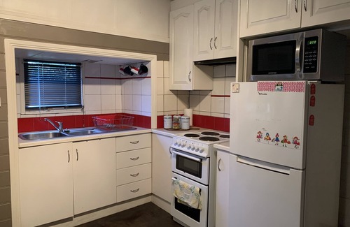 North Wagga Wagga House | Cosy Cottage is close to town, safe area.