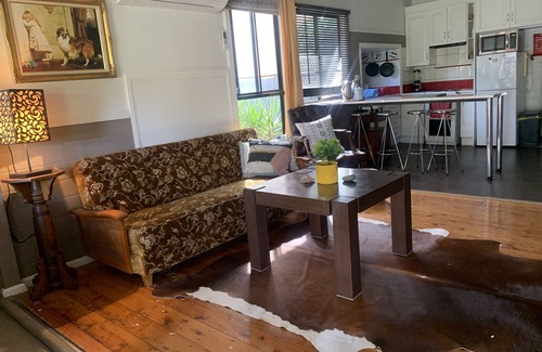 North Wagga Wagga House | Cosy Cottage is close to town, safe area.