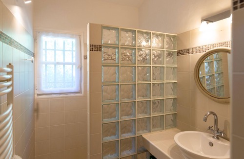 Roussillon Cottage | Cosy cottage near Roussillion, air-conditioned, 14m heated pool, large grounds.