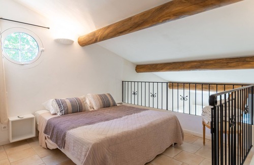 Roussillon Cottage | Cosy cottage near Roussillion, air-conditioned, 14m heated pool, large grounds.