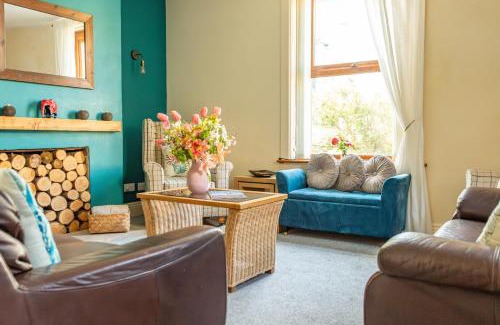 Portland House | Cosy Cottage, Sea Views, Dogs Welcome and Coastal Vibe