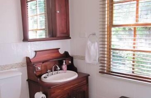 Sutton Forest House | Cosy cottage with an historic feel, in a park-like setting with rural views