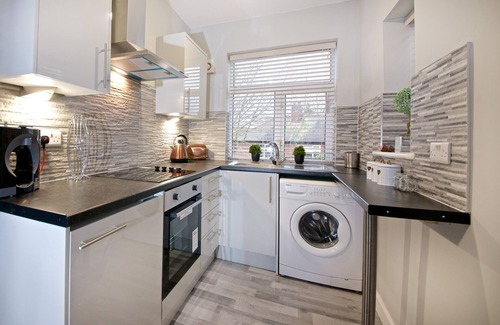 Manchester House | Cosy, Designer Home + Onsite Parking and garden