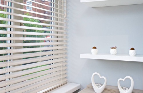 Manchester House | Cosy, Designer Home + Onsite Parking and garden