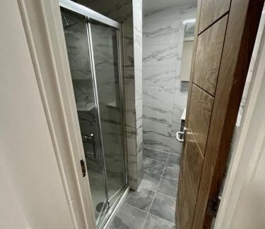 Green Street East House | Cosy Double Room in Professional Unique Complex