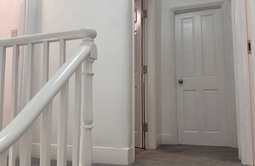 Thornton Heath House | Cosy family-friendly home, perfectly located near shops, parks, and restaurants.