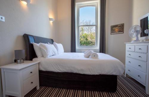 Torquay Apartment | Cosy Flat in Victorian Villa- Parking & Garden