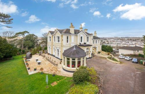 Torquay Apartment | Cosy Flat in Victorian Villa- Parking & Garden