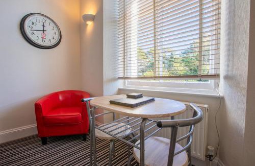 Torquay Apartment | Cosy Flat in Victorian Villa- Parking & Garden