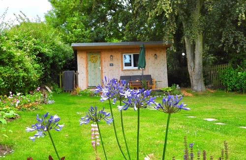 North Walsham Cabin | Cosy Garden Cabin AND Breakfast AND PET Friendly