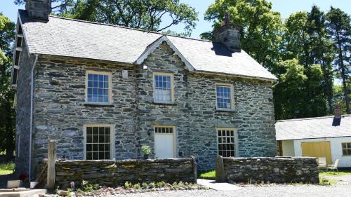 Llandderfel House | cosy ground floor disabled friendly room in farm house