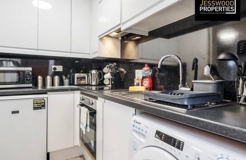 Luton Condo | Cosy Ground Floor Studio | Parking | Garden | WIFI
