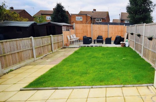 Luton Condo | Cosy Ground Floor Studio | Parking | Garden | WIFI