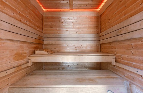 De Haan Ski Chalet | Cosy guest room with garden