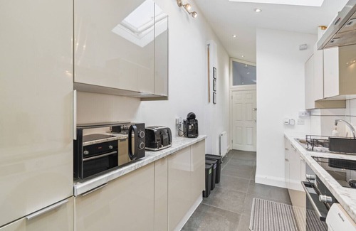 Old Malden Apartment | Cosy hideaway with private patio