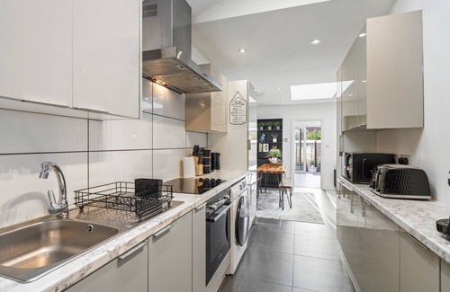 Old Malden Apartment | Cosy hideaway with private patio