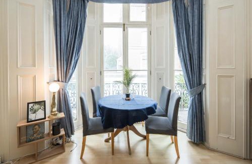 Campden Apartment | Cosy High-ceiling Victorian flat with balcony - 2mins to Hyde Park, Kensington Palace, NottingHill, High Street Kensington,2BR 2Baths