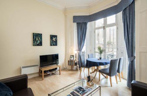 Campden Apartment | Cosy High-ceiling Victorian flat with balcony - 2mins to Hyde Park, Kensington Palace, NottingHill, High Street Kensington,2BR 2Baths