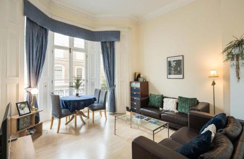 Campden Apartment | Cosy High-ceiling Victorian flat with balcony - 2mins to Hyde Park, Kensington Palace, NottingHill, High Street Kensington,2BR 2Baths