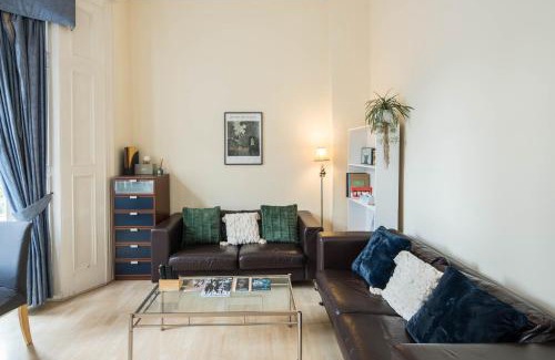 Campden Apartment | Cosy High-ceiling Victorian flat with balcony - 2mins to Hyde Park, Kensington Palace, NottingHill, High Street Kensington,2BR 2Baths